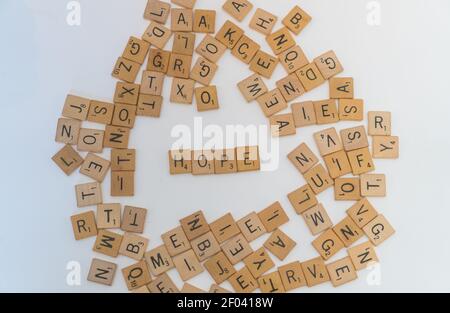 Geisteszustand: Beschrifttes Spiel Holzfliesen buchstabieren Hoffnung im Chaos Stockfoto