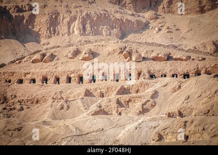 Die Nekropole von Scheich Abd al-Qurna, oder das Tal der Adligen, am westlichen Ufer des Nils, in der Nähe der modernen Stadt Luxor. Stockfoto