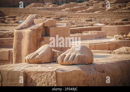 Die Nekropole von Scheich Abd al-Qurna, oder das Tal der Adligen, am westlichen Ufer des Nils, in der Nähe der modernen Stadt Luxor. Stockfoto