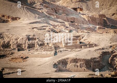 Die Nekropole von Scheich Abd al-Qurna, oder das Tal der Adligen, am westlichen Ufer des Nils, in der Nähe der modernen Stadt Luxor. Stockfoto