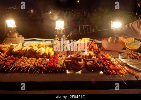 Stonetown (Tansania, Sansibar Archipel) am Abend und in der Nacht. Straßen und Hafen in der alten Steinstadt Sansibar City, historische Kolonialbau Stockfoto
