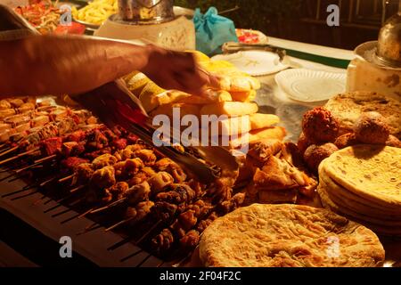 Stonetown (Tansania, Sansibar Archipel) am Abend und in der Nacht. Straßen und Hafen in der alten Steinstadt Sansibar City, historische Kolonialbau Stockfoto