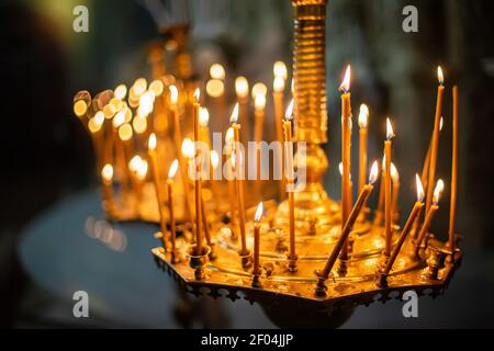 Kerzen im Kronleuchter. Innenraum der orthodoxen Kirche in Ostern. Baby Taufe. Zeremonie A in Christian . Baden der in die Taufbecken. Weiche Fo Stockfoto