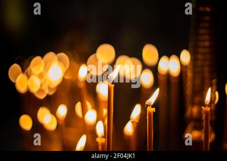 Kerzen im Kronleuchter. Innenraum der orthodoxen Kirche in Ostern. Baby Taufe. Zeremonie A in Christian . Baden der in die Taufbecken. Weiche Fo Stockfoto