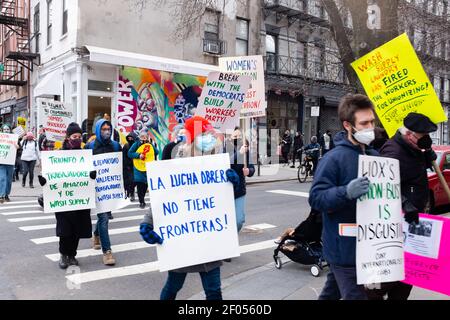 New York, NY - 6. März 2021. Wäschereiarbeiter des New Yorker Laundry Workers Center marschieren in der East Houston Street aus Protest gegen die Firi von LIOX/Wash Supply auf Stockfoto