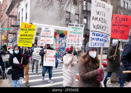 New York, NY - 6. März 2021. Wäschereiarbeiter des New Yorker Laundry Workers Center marschieren in der East Houston Street aus Protest gegen die Firi von LIOX/Wash Supply auf Stockfoto