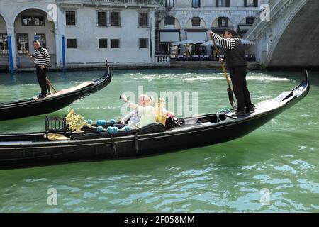 Touristen nehmen EIN Selfie während einer Gondelfahrt auf Der Canal Grande Nach Dem Aussteigen Unter Der Rialtobrücke Hinein Venedig Italien Stockfoto