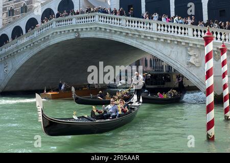 Touristen machen EINE Gondelfahrt unter der Rialtobrücke Der Canal Grande In Venedig Italien Stockfoto