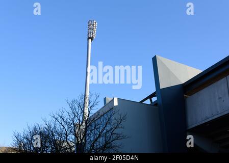 München, Deutschland. März 2021, 06th. Flutlichtmast des Grünwalder Stadions Quelle: SPP Sport Pressefoto. /Alamy Live Nachrichten Stockfoto