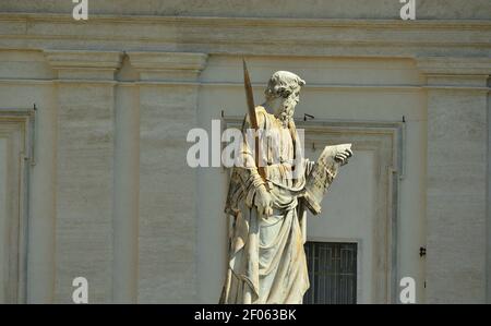 Die Statue des heiligen Paulus vor dem heiligen Petrus Basilika im Vatikan Stockfoto