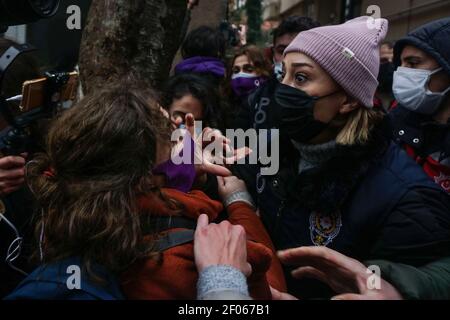 Während der Demonstration werden Demonstranten gesehen, die sich der Verhaftung durch die Polizei widersetzen. Viele Frauenrechtsorganisationen haben vor der geplanten Nachtparade am 8th. März in Istanbul ein riesiges Frauentreffen organisiert. Am Ende des Protestes flüchteten einige Demonstranten mit einem Taxi von der Polizei und Polizisten rannen den Protestierenden nach und verhafteten sie erneut. Stockfoto