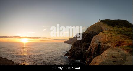 Cape Brett Lighthouse und Cape Brett Hut in Rawhiti New Seeland Stockfoto