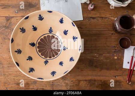 Nahaufnahme einer Keramikplatte von oben gesehen Stockfoto