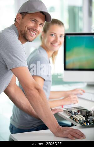 Lehrer und Schulmädchen passt den Roboter Arm Modell Stockfoto