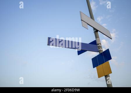 Leere Straße Richtungsschild gegen sonnigen blauen Himmel. Stockfoto