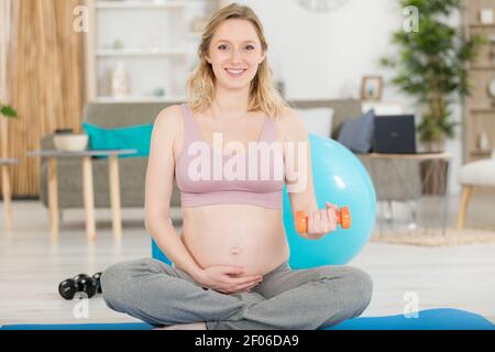 Schwangere Frau Training mit Kurzhanteln aktiv zu bleiben Stockfoto