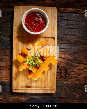 Hausgemachte frittierte Mozzarella-Sticks Stockfoto