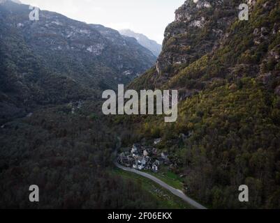 Luftpanorama Ansicht von charmanten historischen Dorf Weiler Ritorto mit rustico Architektur Steinhaus Gebäude in Bavona Valley Landschaft Natur Stockfoto