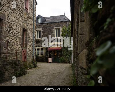 Steinsteinfassade Häuser Gebäude in Rochefort en Terre charmant Malerisch malerische alte historische mittelalterliche Mittelalter Mittelalter Dorf in Questembert Stockfoto