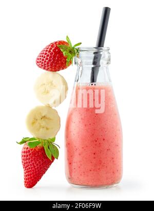 Kleine Flasche Banane, Ananassaft und Erdbeer-Smoothie mit schwarzem Stroh isoliert auf weißem Hintergrund Stockfoto
