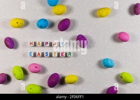 Frohe Ostern Text Perlen Mit Süßigkeiten Eier Layout Stockfoto