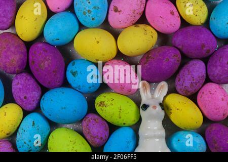 Gesprenkelte Zuckereierfüllung Mit Osterhase Stockfoto