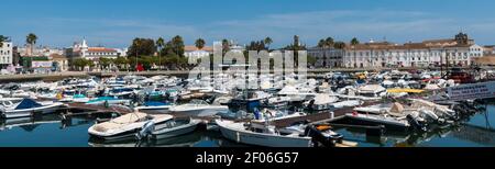 FARO, PORTUGAL - 8. SEPTEMBER 2020: Bunte Boote im alten Hafen von Faro Marina, Portugal. Stockfoto