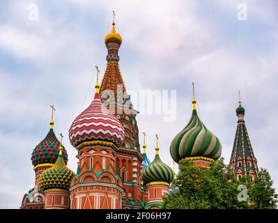 Bunte Zwiebelkuppeln der Kathedrale von St. Basil, Roter Platz, Moskau, Russische Föderation Stockfoto