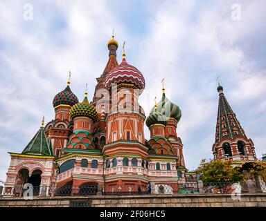 Bunte Zwiebelkuppel der Basilius-Kathedrale, Roter Platz, Moskau, Russische Föderation Stockfoto