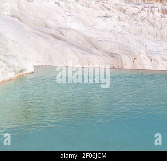 Calciumbad und Travertin einzigartige Zusammenfassung in pamukkale türkei asien Das alte Wasser Stockfoto