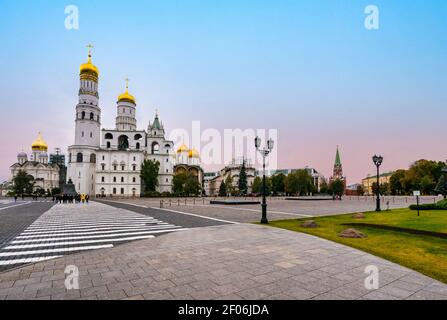 Iwanowskaja Platz mit goldenen Kuppeln der Kathedralen und Iwan großer Glockenturm mit Zebrastreifen, Kreml, Moskau, Russland Stockfoto