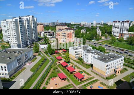 Moskau, Russland - Mai 13.2016. Ansicht von oben 20 Bezirk Selenograd mit kindergarten Stockfoto