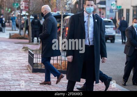 Washington, DC, USA. März 2021, 06th. US-Präsident Joe Biden betritt die katholische Kirche der Heiligen Dreifaltigkeit, um an der Messe in Washington, DC, USA, am 06. März 2021 teilzunehmen.Quelle: Shawn Thew/Pool via CNP Stockfoto