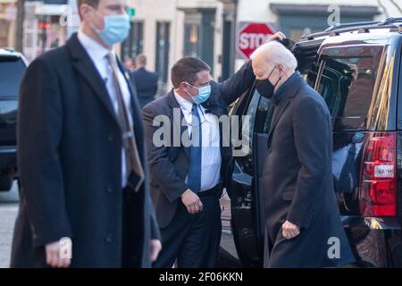 Washington, DC, USA. März 2021, 06th. US-Präsident Joe Biden betritt die katholische Kirche der Heiligen Dreifaltigkeit, um an der Messe in Washington, DC, USA, am 06. März 2021 teilzunehmen.Quelle: Shawn Thew/Pool via CNP Stockfoto