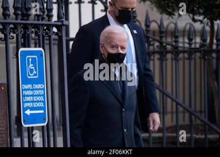 Washington, DC, USA. März 2021, 06th. US-Präsident Joe Biden geht nach der Messe in Washington, DC, USA, am 06. März 2021 aus der Holy Trinity Catholic Church.Quelle: Shawn Thew/Pool via CNP Quelle: dpa/Alamy Live News Stockfoto