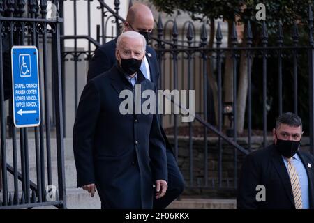 Washington, DC, USA. März 2021, 06th. US-Präsident Joe Biden geht nach der Messe in Washington, DC, USA, am 06. März 2021 aus der Holy Trinity Catholic Church.Quelle: Shawn Thew/Pool via CNP Quelle: dpa/Alamy Live News Stockfoto