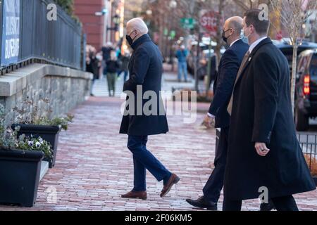 Washington, DC, USA. März 2021, 06th. US-Präsident Joe Biden betritt die katholische Kirche der Heiligen Dreifaltigkeit, um an der Messe in Washington, DC, USA, am 06. März 2021 teilzunehmen.Quelle: Shawn Thew/Pool via CNP Stockfoto