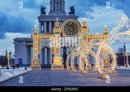 Moskau, Russland - 04. März 2021: Neujahrslichtinstallationen auf dem Gebiet des VDNH. Stockfoto