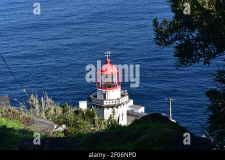 Farol Ponta do Arnel, ein Leuchtturm auf Sao Miguel auf den Azoren. Stockfoto