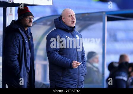 Birkenhead, Großbritannien. März 2021, 06th. Tranmere Rovers Manager Keith Hill ruft Anweisungen. EFL Skybet Football League Two Match, Tranmere Rovers gegen Crawley Town im Prenton Park, Birkenhead, Wirral am Samstag, 6th. März 2021. Dieses Bild darf nur für redaktionelle Zwecke verwendet werden. Nur redaktionelle Verwendung, Lizenz für kommerzielle Nutzung erforderlich. Keine Verwendung in Wetten, Spiele oder ein einzelner Club / Liga / Spieler Publikationen.pic von Chris Stading / Andrew Orchard Sport Fotografie / Alamy Live News Kredit: Andrew Orchard Sport Fotografie / Alamy Live News Stockfoto