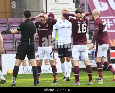 Tynecastle Park, Edinburgh, Schottland. Großbritannien, 6th. März - 21. Scottish Championship Match .Hearts vs Dundee . Hearts Michael Smith & Andy Halliday (16) kann der Entscheidung des Schiedsrichters Don Robertson nicht glauben. Kredit: eric mccowat/Alamy Live Nachrichten Stockfoto