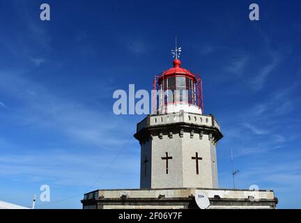 Schöne Farol Ponta do Arnel ein Leuchtturm auf den Azoren. Stockfoto