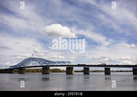 Clouds Pioneer Memorial Bridge Columbia River Kennewick Washington Stockfoto