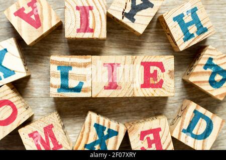 Alphabet Buchstaben Block in Wort liegen mit einem anderen auf Holz Hintergrund Stockfoto