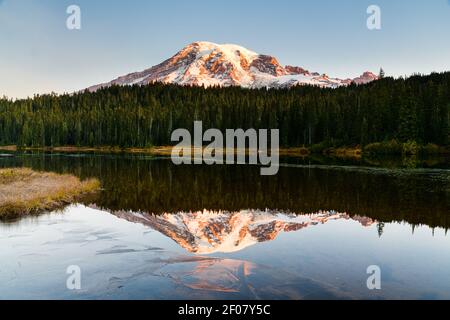 An den Reflection Lakes im Mount Rainier beginnt sich Eis zu bilden Nationalpark im Oktober Stockfoto