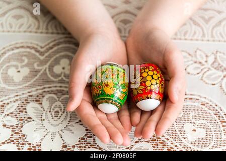 Ostereier in den Händen der Kinder#39;s Stockfoto