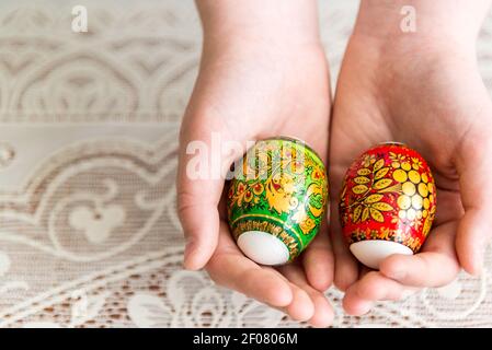 Ostereier in den Händen der Kinder#39;s Stockfoto