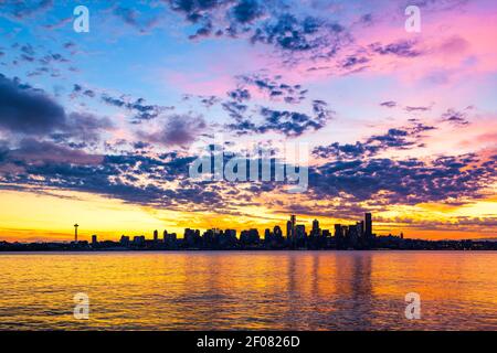 Sonnenaufgang hinter der Skyline von Seattle über der Elliott Bay Ein ruhiger Morgen (August 2019) Stockfoto