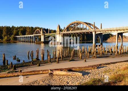 Die Siuslaw River Brücke in goldenem Morgenlicht in Florenz Oregon Stockfoto