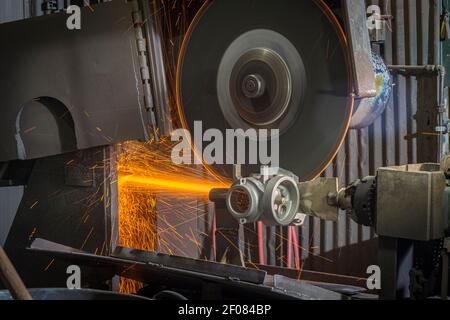 Große industrielle Säge Schneiden durch Metallteil, Pennsylvania, USA Stockfoto